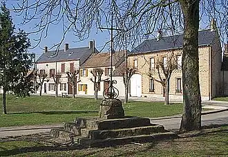 Le centre d'Aufferville, la croix Saint-Pierre.