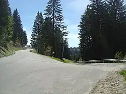 Croisement entre la D128b et la D71a, à près d’un kilomètre du sommet.