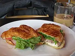 Croissant au jambon.