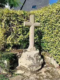 Croix latine en granit dans le centre du bourg.