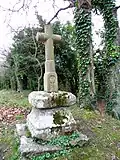 Croix en granite du début du XXe&nbsp;siècle reposant sur un socle plus ancien (XVIIe&nbsp;siècle ?).