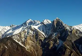 Vue du Grand Perron des Encombres à gauche et de la Croix des Têtes à droite depuis les Karellis au sud-sud-ouest.