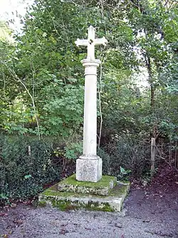 Troisième croix : rue des Fauvettes.