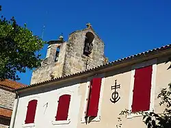 En façade, à Saint-Martin-de-Crau