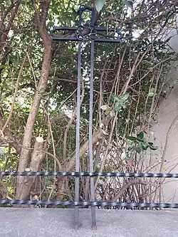 Croix de Passion, installée à l'origine sur la place Carnot, déplacée à quelques mètres sur l'avenue Charles de Gaulle.