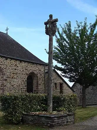 Croix de l'ancien cimetière : vue d'ensemble.