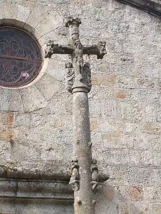 Croix devant l'église du Crestet.