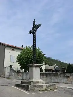 Croix dite de la commune située sur une petite place du vieux village. Elle est datée du 8 décembre 1846.