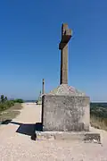 Les trois croix monumentales implantées au sommet.