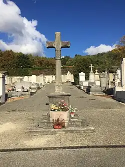 Croix du cimetière en pierre.