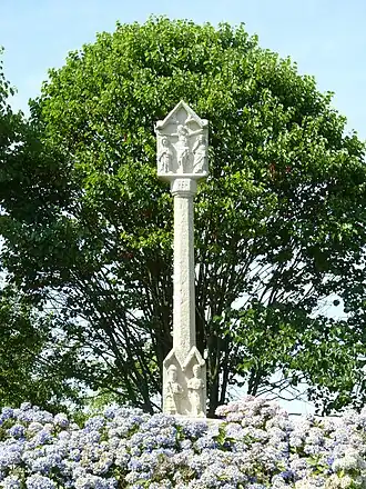 La croix de Saint-Leau du fond du cimetière datant du XVe&nbsp;siècle.