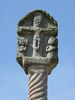 La croix du milieu du cimetière : partie sommitale.