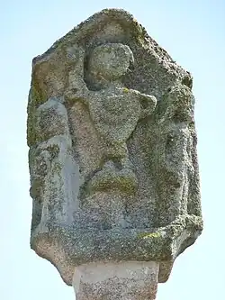 La croix du milieu du cimetière : partie sommitale (autre face).