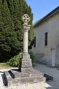 La croix hosannière dans le cimetière.