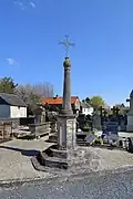 La croix hosannière dans le cimetière.