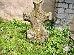 Croix « templière » monolithe, gravée d'une fleur de lys