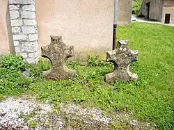 Deux croix « templières » monolithes, devant l'église.