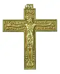 Croix pendentif, bronze doré.