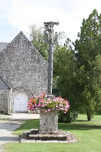 La croix de cimetière de Locmalo : vue d'ensemble.