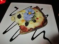 Croque-monsieur, mûres, et violette