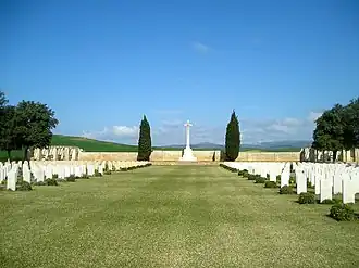 Croix du Sacrifice dans le cimetière militaire de Medjez-el-Bab.