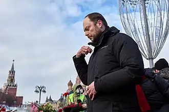 Vladimir Kara-Mourza se recueille devant l'endroit où Boris Nemtsov a été assassiné, à côté du Kremlin à Moscou le 27 février 2021.
