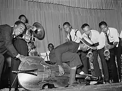 Un orchestre en feu interprète un numéro spécial à Crowley, 1938
