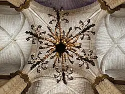 Lustre dans le transept.