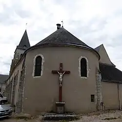 Le crucifix devant le chevet.