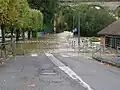 photo d’une rue inondée, barrée pour éviter le passage ; l’eau est marron