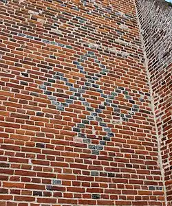 Motif géométrique en briques surcuites.