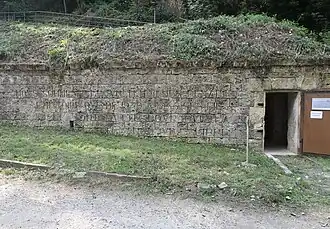 Inscription sur la façade de la crypte provisoire : « Nous sommes ici pour témoigner devant l'Histoire que de 1939 à 1945 ses fils ont lutté pour que la France vive libre ».