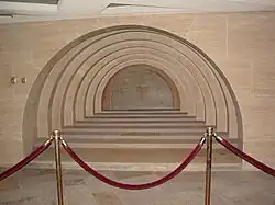 Photo en couleur d'un tunnel formant des cryptes.