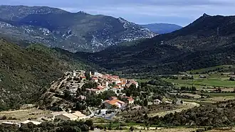 Cucugnan avec au fond le Grau de Padern.