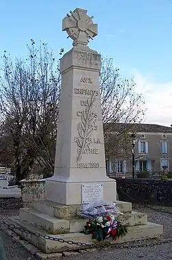 Le monument aux morts près de l'église (nov.&nbsp;2011).