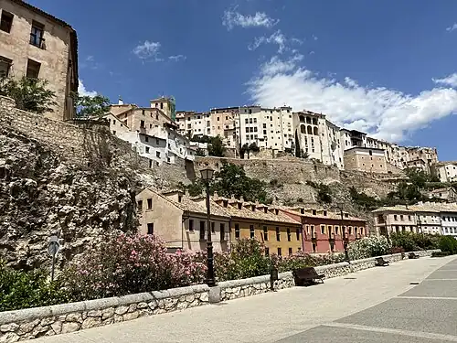Vue de la ville antique depuis la rive du Huécar.