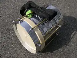 Cuíca avec sa sangle et son éponge.