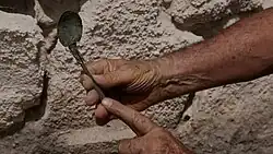 vestige archéologique cuillère rapiécée