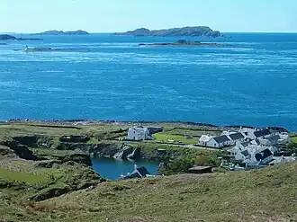 Les Garvellachs (dernier plan) vues depuis Cullipool (premier plan).