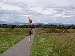 Le champ de bataille en 2008 (la ligne hanovrienne est marquée par des drapeaux et une route).