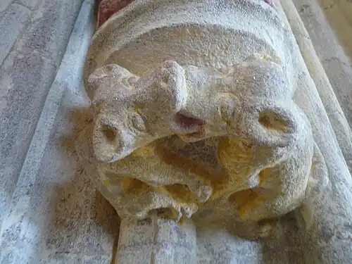 Culots de la Vierge des sept douleurs, deux chiens affrontés représentant les « chiens de Dieu » comme s'appelaient les dominicains.