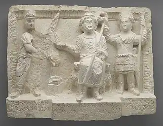 Relief de Doura Europos accompagné d’une inscription en palmyrénien : Séleucos&nbsp;Ier couronne le Gad (divinité de la Fortune), accosté de deux aigles et tenant le sceptre