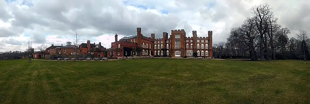 Image panoramique de Cumberland Lodge et des bâtiments associés depuis le sud-ouest.