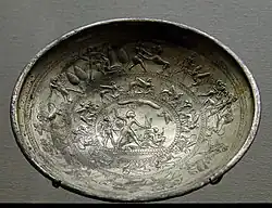Coupe en argent doré provenant d'Idalion (Chypre). VIIIe&nbsp;– VIIe&nbsp;siècle av. J.-C. Musée du Louvre.