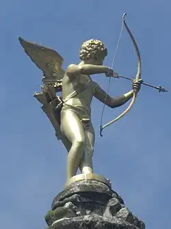 Statue au sommet du dôme.