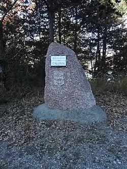 Stèle marquant l’entrée dans la commune