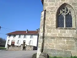 Presbytère (XVIIIe-XIXe&nbsp;siècle) et église de Bleurville.