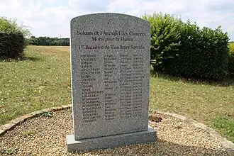 Le monument aux morts du 1er&nbsp;bataillonde tirailleurs somalis, réédifié en 2014 et succédant à un monument de 1961.