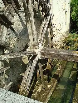 Roue à aubes du moulin.