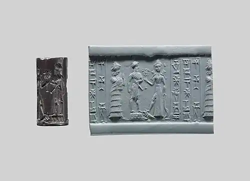 Sceau-cylindre avec empreinte représentant une scène de présentation d'un fidèle (au centre) devant la déesse Ishtar (à droite) en présence d'une déesse Lam(m)a (à gauche). (XVIIIe&nbsp;– XVIIe&nbsp;siècle av. J.-C.). Metropolitan Museum of Art.
